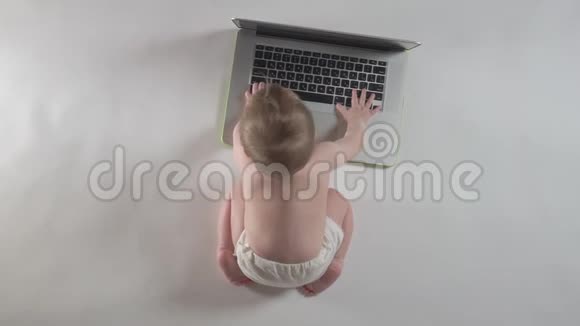可爱的宝宝看笔记本电脑教育理念顶部视图视频的预览图