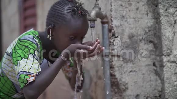 马里巴马科的非洲女孩喝自来水的慢动作视频视频的预览图