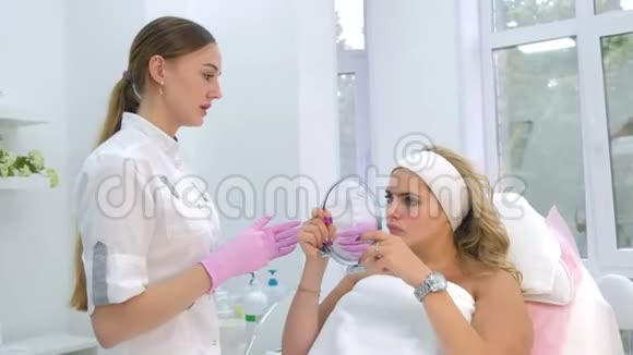 美容师正在咨询美容诊所看镜子的女性客户视频的预览图