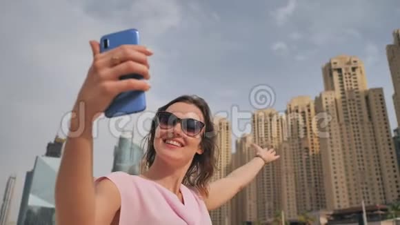 这个女孩正在用迪拜的电话直播视频的预览图