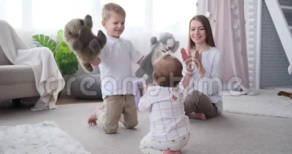 幸福的家庭在家玩软玩具视频的预览图