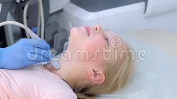 医生用超声波扫描仪检查女童甲状腺特写视频的预览图