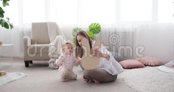 妈妈和宝贝女儿玩玩具兔子卡视频的预览图