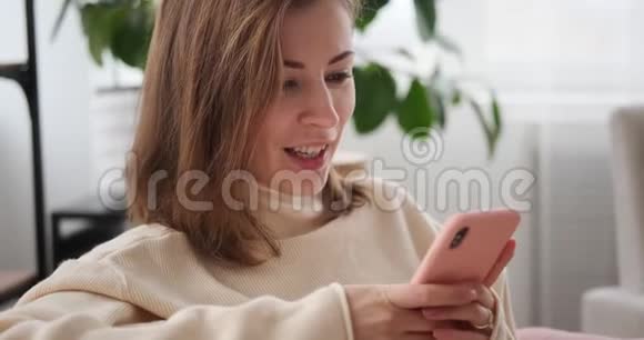 漂亮的女人用手机和他聊天视频的预览图