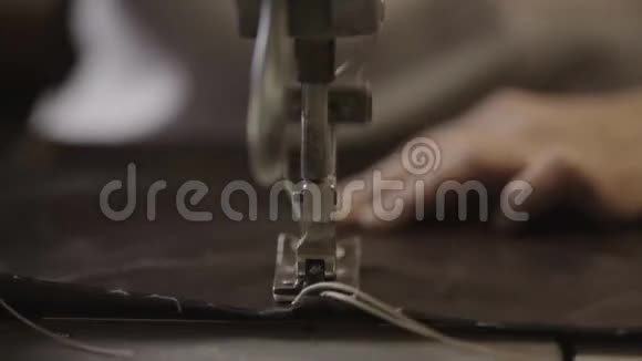 工人在工厂用缝纫机在皮革材料上制造接缝关门视频的预览图
