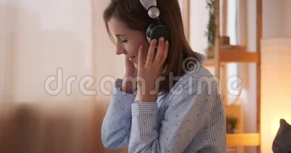 在家听耳机音乐的女人视频的预览图