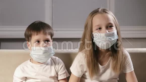 幼儿脸上戴着医疗面具的肖像他们坐在一家综合诊所里疾病的概念视频的预览图
