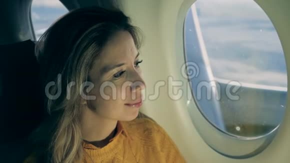 在飞机窗外看时候闭上女人的脸视频的预览图