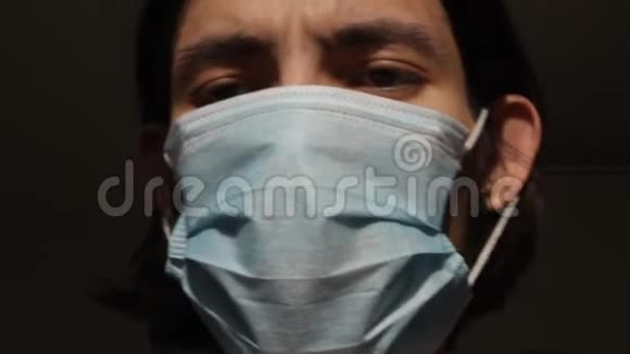 戴着外科口罩遮住下半边脸的男人医疗和保健概念视频的预览图