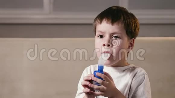 一个漂亮的小男孩在家里用吸入器哮喘或过敏视频的预览图