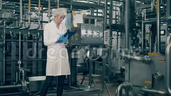 现代工厂单位和一名女员工检查视频的预览图