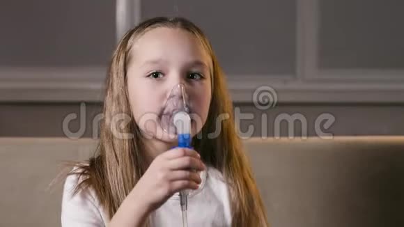 一个患有哮喘病的女孩在家里用口罩吸入视频的预览图