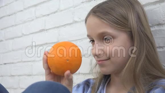 儿童早餐吃橘子儿童气味健康食品厨房女孩儿童保健视频的预览图