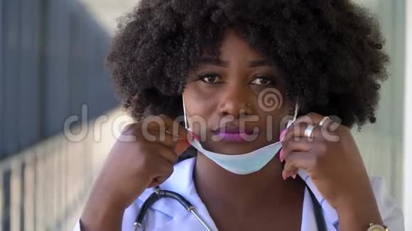 戴防护面罩的非裔美国医生保护儿童视频的预览图