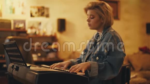 女孩弹钢琴在室内唱歌女人创造音乐和歌曲艺术家在钢琴上表演一位音乐家视频的预览图