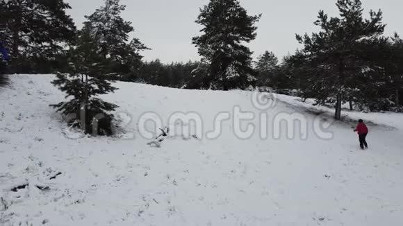 一个女人跑在一个雪堆上从上面看视频的预览图