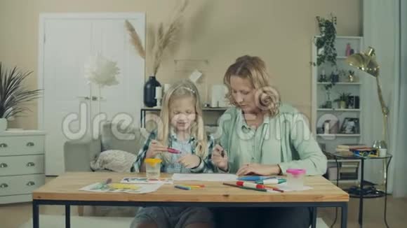奶奶和小女孩在画画的时候玩得很开心视频的预览图