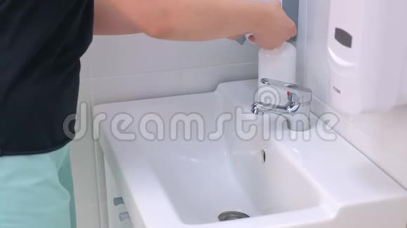 医生按摩师在工作前用洗手池里的肥皂洗手双手特写视频的预览图