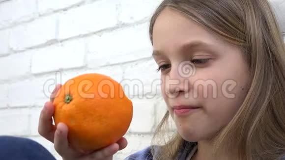 儿童早餐吃橘子儿童气味健康食品厨房女孩儿童保健视频的预览图