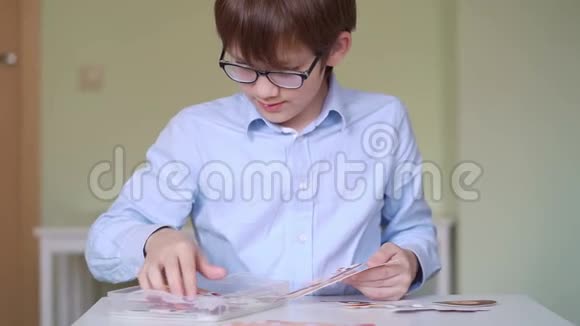 玩教育游戏的男孩找脸视频的预览图
