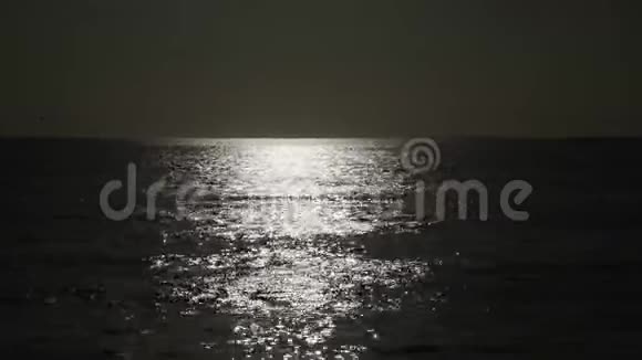 早晨在海上太阳反射大海视频的预览图