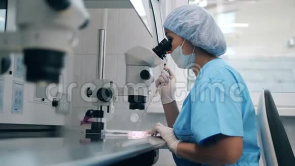 现代医学实验室的人工授精实验室工作人员在处理细胞时使用工具视频的预览图