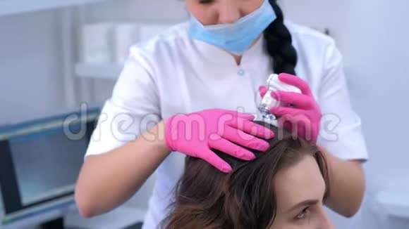 旋毛医师在临床上使用旋毛镜检查女性患者头发视频的预览图
