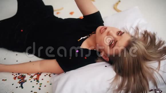 女孩躺在床上唱歌痛苦拍摄一个片段视频的预览图
