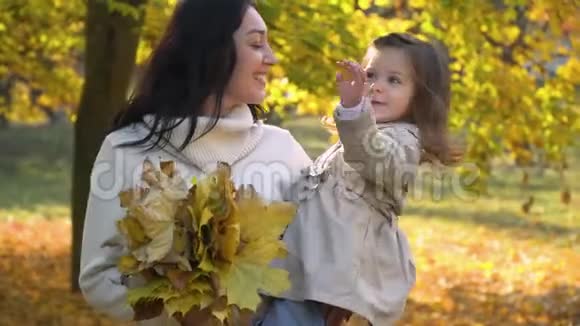 快乐的母亲和小女儿在秋天公园秋天视频的预览图