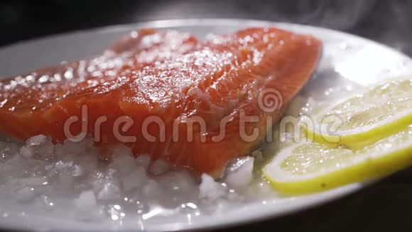 新鲜的生三文鱼在冰上冰上的鱼新鲜鱼视频的预览图
