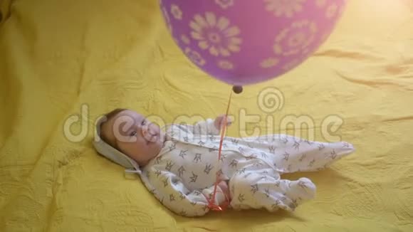 出生快乐的小女孩玩气球童年的幸福视频的预览图