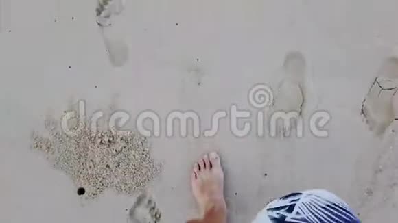 男人的脚在沙滩上行走视频的预览图