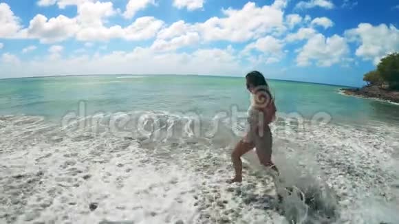 快乐的女士在低潮时沿着海岸奔跑视频的预览图
