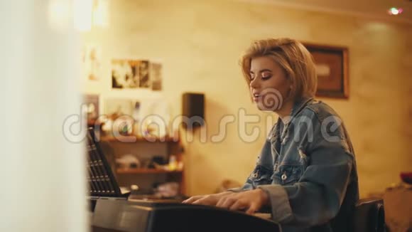 女孩弹钢琴在室内唱歌女人创造音乐和歌曲艺术家在钢琴上表演一位音乐家视频的预览图
