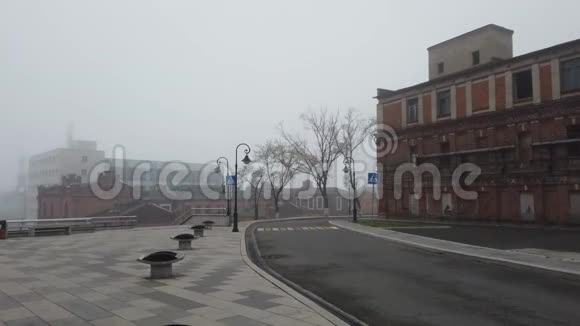 雾中的城市景观视频的预览图