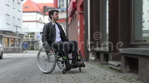 坐轮椅的人不能开车进小店视频的预览图