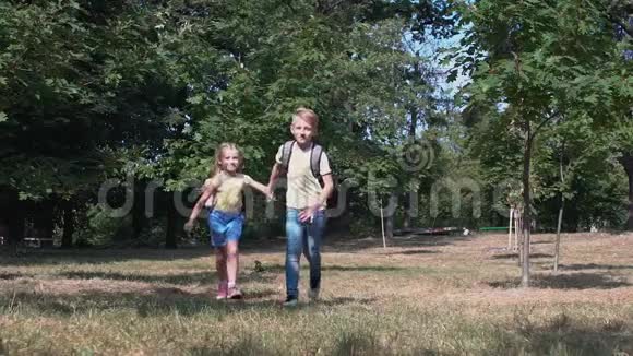 快乐的男生和女生牵着手在户外跑步视频的预览图