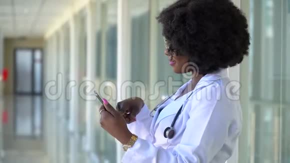 在医院医生使用平板电脑新型现代化功能齐全的医疗设施关闭非洲视频的预览图