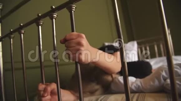 坐在床上不开心的女孩唱歌痛苦拍摄一个片段视频的预览图