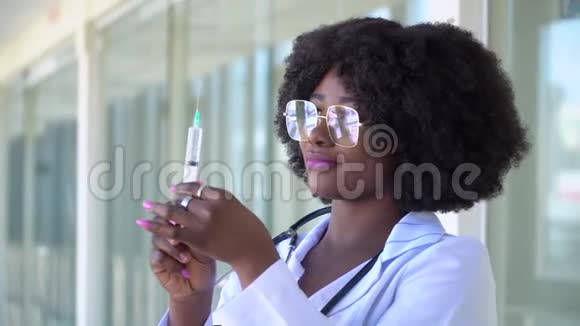 医学非裔美国医生准备注射用注射器把非裔美国人的医生关在医院里Covid视频的预览图