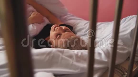 女孩在床上受苦那个女人在撒谎生病了少年时代不幸福的爱情视频的预览图