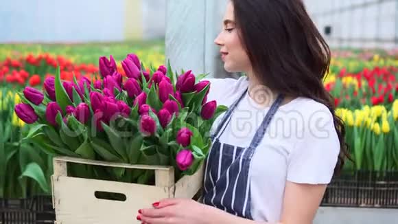 女人花店拿着一个花盒子视频的预览图