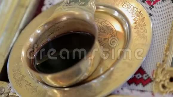 金盘上的金婚戒指视频的预览图
