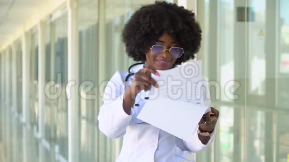 把非裔美国人的医生关在医院里女医生在医院做笔记特写视频的预览图