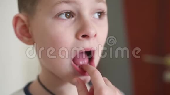 小男孩用手指松开婴儿牙齿视频的预览图