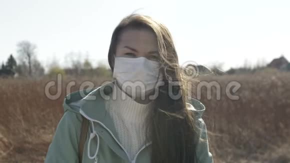 街上戴着面具的年轻女人新型冠状病毒自我保护概念视频的预览图