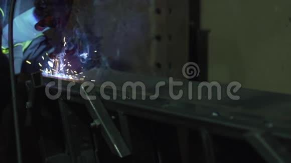 一名焊工正在焊接金属施工元件特写视频的预览图