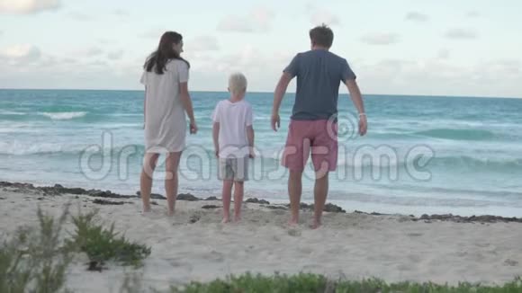 一家人高兴地跳上了大海视频的预览图