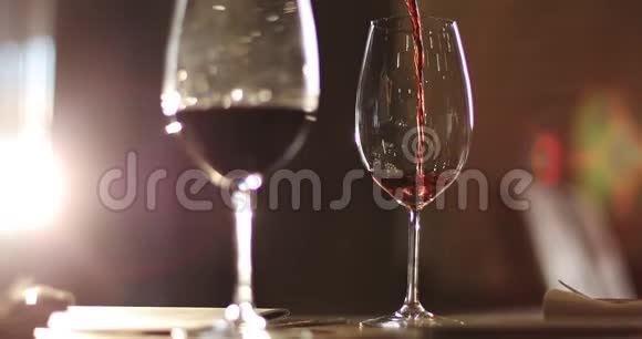 侍者正把红酒倒进酒杯里视频的预览图