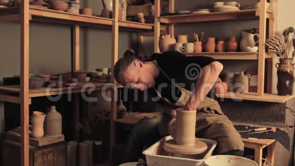 陶器设计技艺高超的人塑造陶土花瓶视频的预览图